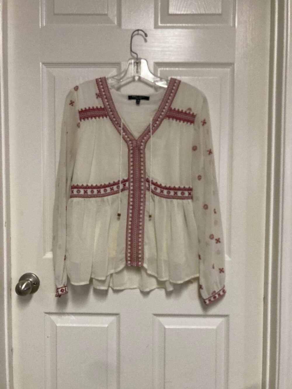 ROMEO & JULIET Couture White Embroidered Peasant Blouse Long Sleeve V-Neck Top